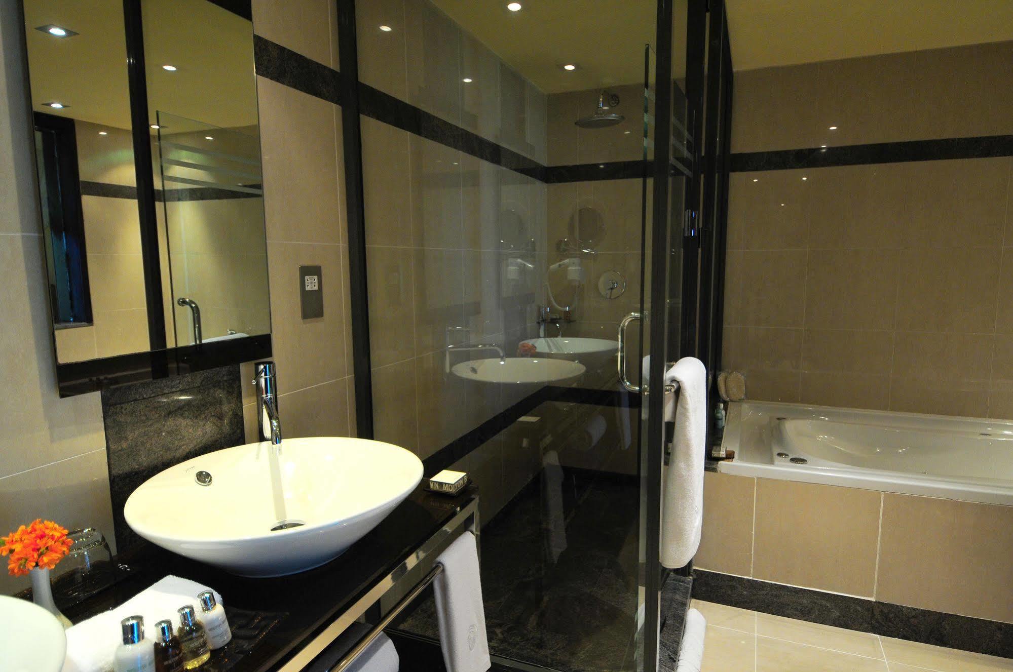 สเปเคอ รีสอร์ต มูนิออนโย Hotel Munyonyo ภายนอก รูปภาพ