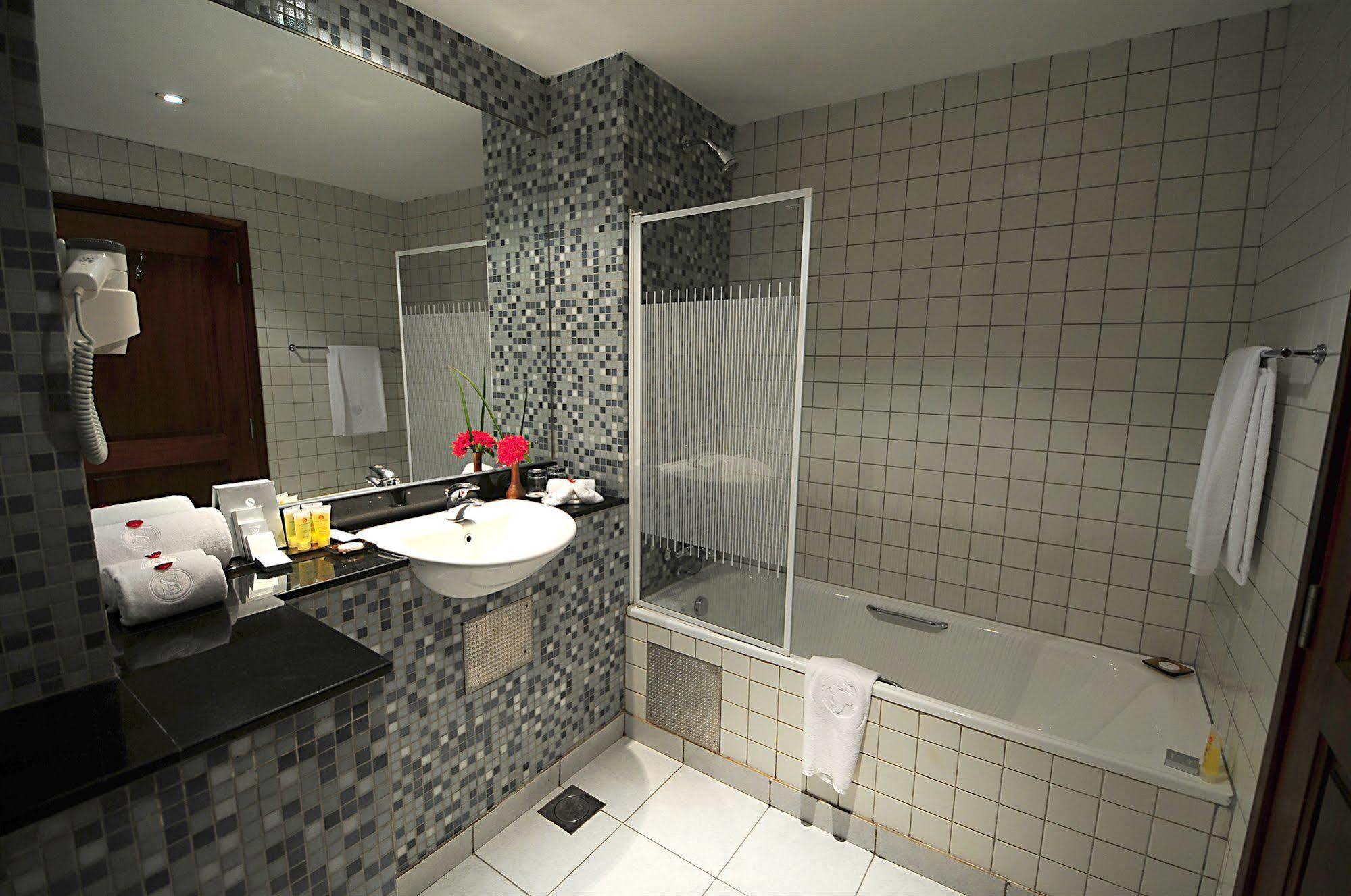 สเปเคอ รีสอร์ต มูนิออนโย Hotel Munyonyo ภายนอก รูปภาพ