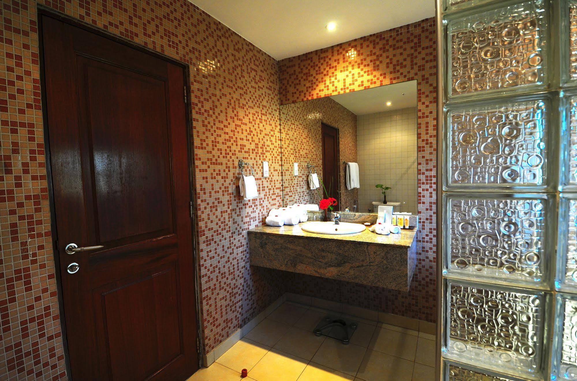สเปเคอ รีสอร์ต มูนิออนโย Hotel Munyonyo ภายนอก รูปภาพ