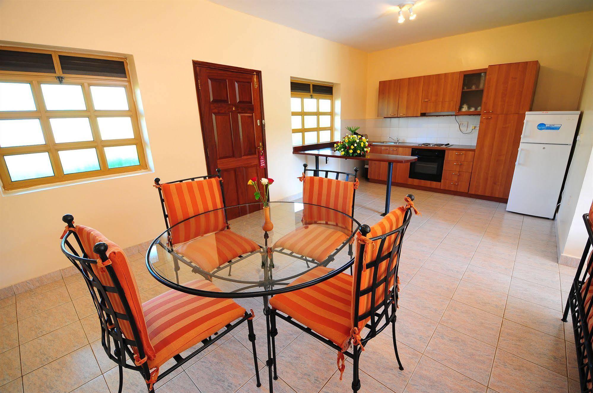 สเปเคอ รีสอร์ต มูนิออนโย Hotel Munyonyo ภายนอก รูปภาพ